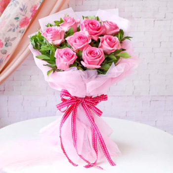 Ρομαντικό ροζ μπουκέτο με 8 τριαντάφυλλα